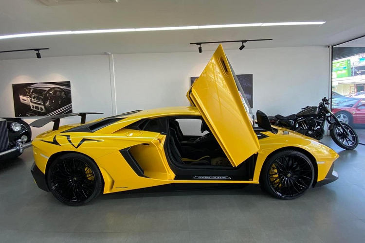 Trong số này, sẽ có một chiếc siêu xe Lamborghini Aventador LP750-4 SV giới hạn sắp được mang vào lãnh thổ Việt Nam để bàn giao cho 1 người chơi xe ở đây. Hiện chưa rõ bao giờ chiếc xe Lamborghini Aventador SV này xuất hiện nhưng đây sẽ là hàng lạ cho giới mê xe săn tìm.