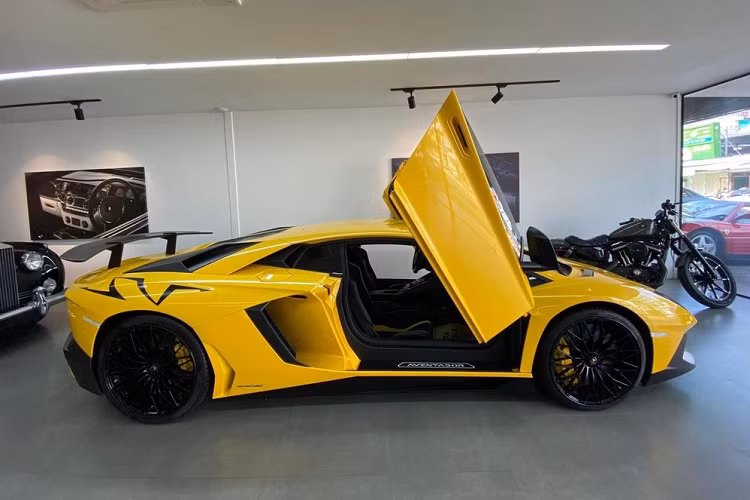 Trong số này, sẽ có một chiếc siêu xe Lamborghini Aventador LP750-4 SV giới hạn sắp được mang vào lãnh thổ Việt Nam để bàn giao cho 1 người chơi xe ở đây. Hiện chưa rõ bao giờ chiếc xe Lamborghini Aventador SV này xuất hiện nhưng đây sẽ là hàng lạ cho giới mê xe săn tìm.