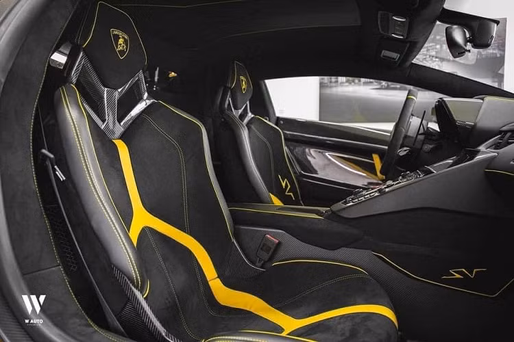 Siêu xe Lamborghini Aventador SV chỉ được sản xuất giới hạn 600 xe dành cho bản Coupe và 500 chiếc mui trần. Trong đó, số lượng xe Lamborghini Aventador SV Coupe tại dải đất hình chữ S sẽ tăng lên con số 2 khi 1 chiếc màu vàng chuẩn bị vào lãnh thổ nước ta.