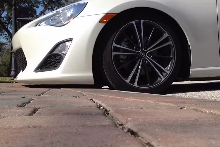 Nhìn vào phía đuôi xe, bạn có nhận thấy những ống pô điên rồ, dài hẳn ra ngoài và vót nhọn như tre kia không? Chúng là chi tiết đại diện cho văn hóa độ xe “bosozoku”.