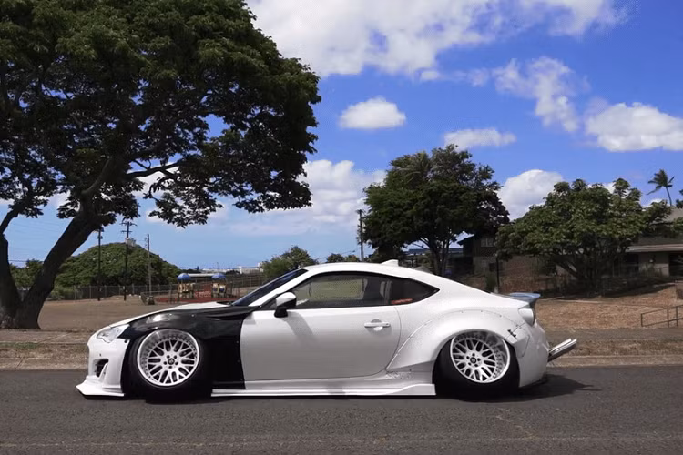 Có khoảng sáng gầm chỉ đúng 1 inch (2,5 cm), chiếc Subaru BRZ độ lết đất này đại diện cho văn hóa độ xe “shokatan”, đồng nghĩa rằng có gầm càng sát đất càng tốt. Aquilla cũng đã sử dụng loại lốp có thành lốp thật mỏng để tăng thêm hiệu quả. Kết hợp với hệ thống treo cố định, anh ấy chia sẻ rằng trải nghiệm lái chiếc xe này đúng là không được êm ái, nhưng đáng giá.