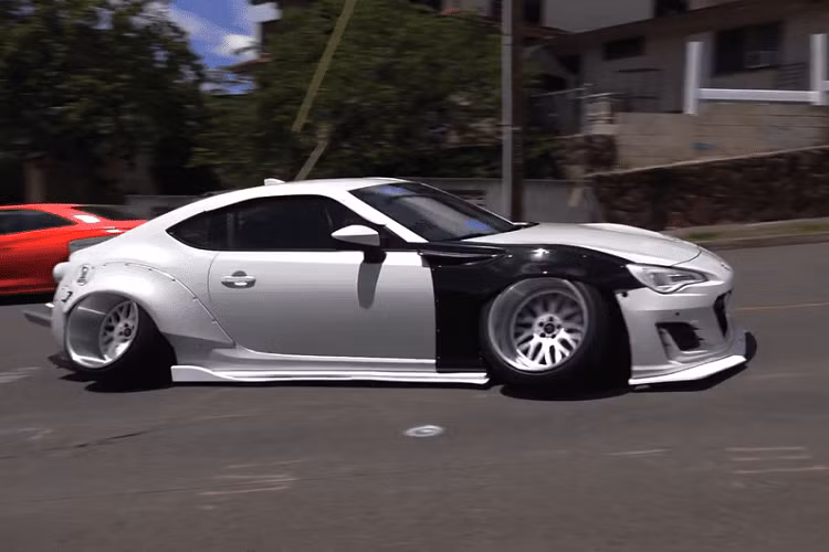 Một văn hóa độ xe Nhật Bản khác mà Aquilla muốn thể hiện ở chiếc xe của mình là “onikyan”, đồng nghĩa rằng bánh xe phải nghiêng vào trong và tạo nên góc âm độ thật lớn. Trên thực tế, chiếc Subaru quái lạ này có góc bánh xe âm độ tới mức nó chạy bằng thành lốp thay vì mặt lốp như bình thường.