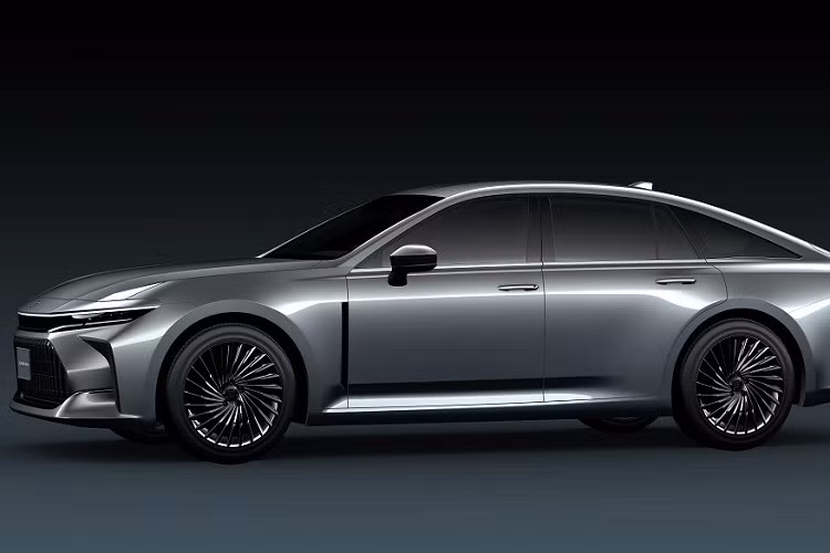 Không chỉ có kích thước lớn, Toyota Crown Sedan 2024 còn sở hữu thiết kế ngoại thất khá ấn tượng. Ở khu vực đầu xe, mẫu sedan hạng sang cỡ lớn này được trang bị cụm đèn pha LED thanh mảnh và sắc sảo, nối với nhau bằng nẹp mạ crôm. Ngay bên trên đèn pha là dải đèn LED định vị ban ngày nằm vắt ngang đầu xe. Trong khi đó, ở giữa 2 đèn pha xuất hiện một tấm ốp màu đen chứ không phải là lưới tản nhiệt.