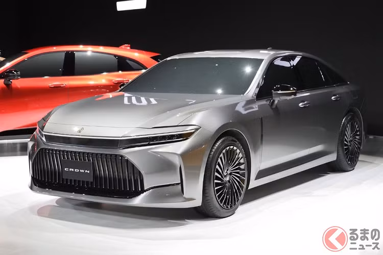 Nếu như 3 phiên bản còn lại đều mang hơi hướng xe gầm cao thì Toyota Crown Sedan 2024 lại sở hữu thiết kế truyền thống của 15 thế hệ trước đó. So với 3 phiên bản còn lại, xe có kích thước nhỉnh hơn bao gồm chiều dài 5.030 mm, chiều rộng 1.890 mm, chiều cao 1.470 mm và chiều dài cơ sở 3.000 mm. Nếu so với thế hệ cũ, xe dài hơn 120 mm, rộng hơn 90 mm, cao hơn 15 mm và chiều dài cơ sở tăng 80 mm. Sự thay đổi kích thước này càng khiến Toyota Crown Sedan 2024 trông sang trọng và trường dáng hơn.