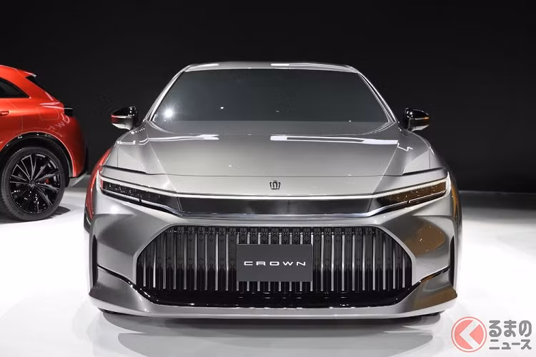 Không ngoa khi nói rằng Toyota Crown huyền thoại là một trong những mẫu xe sang đầu bảng của người Nhật Bản. Tuy nhiên, sự xuất hiện của Lexus và các mẫu xe nhập khẩu cùng sự tăng trưởng của SUV cũng như minivan hạng sang đã khiến Toyota Crown giảm mạnh doanh số trong những năm gần đây.