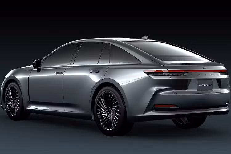 Hiện chưa có hình ảnh nội thất và thông tin về động cơ của Toyota Crown Sedan 2024. Tuy nhiên, sẽ không bất ngờ nếu xe dùng chung động cơ với Crown Crossover. Dự kiến, Toyota Crown Sedan 2024 sẽ được bán ra thị trường vào năm sau, cùng với Crown Sport và Crown Estate. Trong khi đó, Toyota Crown Crossover 2023 sẽ được phân phối tại Nhật Bản vào mùa thu năm nay. Ngoài Nhật Bản, mẫu xe này còn được bán ở một số thị trường khác như Mỹ.