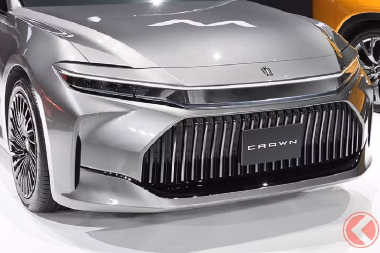 Điểm nhấn tiếp theo ở khu vực sườn xe là tay nắm cửa khá nhỏ và khe gió hẹp phía sau chắn bùn trước. Phía sau được trang bị cụm đèn hậu thanh mảnh, nằm vắt ngang đuôi xe, thiết kế này khiến khu vực phía sau xe trông "nở hậu" hơn. Bên dưới dải đèn nối giữa 2 đèn hậu là tem chữ nổi "Crown". Phía trên còn có logo nhỏ của hãng Toyota và cánh gió sau tích hợp vào nắp cốp. Cuối cùng là cản sau có thiết kế khá thể thao.