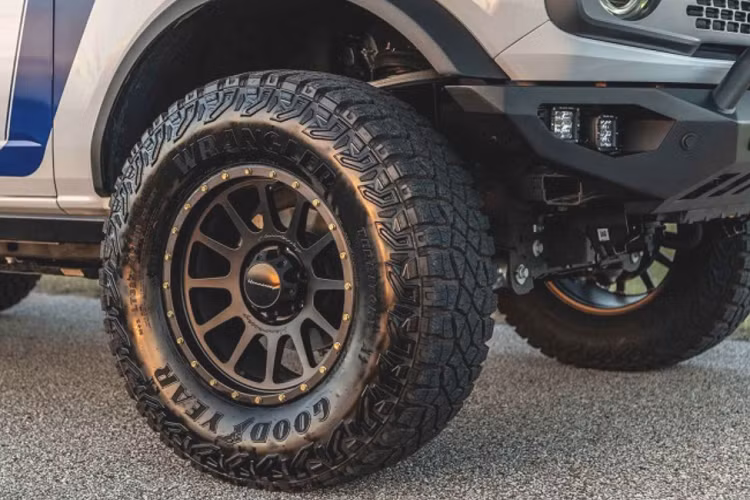 Chúng bao gồm tùy chọn màu sơn Hennessey mới kết hợp huy hiệu VelociRaptor đầy dữ dằn, trang trí sọc kép kéo dài trên nóc xe, lốp địa hình 35 inch đi kèm mâm Hennessey 18 inch, cản trước/sau phong cách VelociRaptor, bậc lên xuống có thể thu vào,...