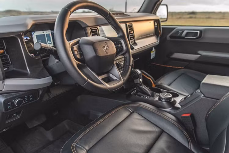 Theo Hennessey, Ford Bronco VelociRaptor 400 2022 mới sẽ chỉ được sản xuất giới hạn 200 chiếc trong năm đầu tiên, có sẵn trong cấu hình trang bị Badlands bản hai cửa hoặc bốn cửa.