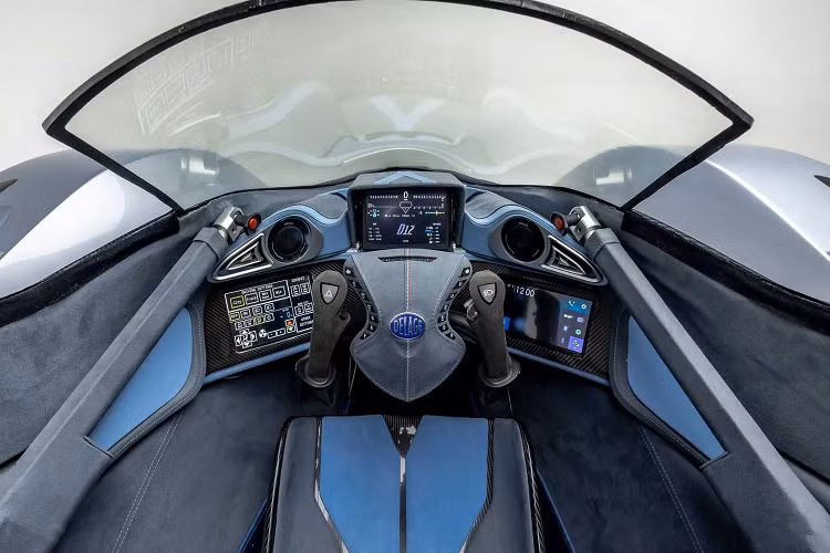 Một động cơ điện 109 mã lực cũng được trang bị, tạo ra công suất tổng hợp 1.085 mã lực