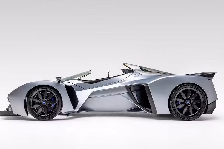 Delage D12 gần đây đã được ra mắt Bắc Mỹ tại Tuần lễ xe hơi Monterey. Việc chiếc xe đua được đưa tới sự kiện này đã có tác dụng khi 7 trong số 9 chiếc xe được phân bổ cho Hoa Kỳ đã được bán trong sự kiện này. Chiếc xe sẽ được nhập khẩu về các tiểu bang theo luật về xe trưng bày.