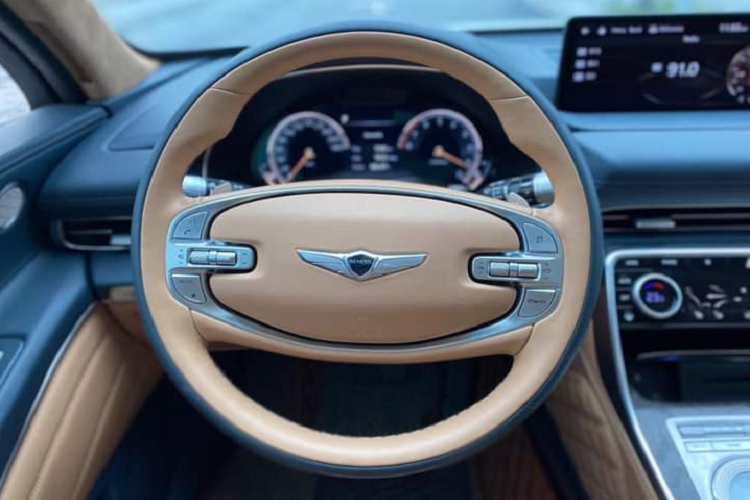 Một cửa hàng kinh doanh xe nhập khẩu cũng đưa Genesis GV80 về Hà Nội nhưng là phiên bản dùng động cơ 3.5 lít. Mẫu xe được rao bán dùng động cơ tăng áp dung tích 2.5 lít cho công suất tối đa 300 mã lực tại vòng tua 5.800 vòng/phút, mô-men xoắn tối đa 421 Nm tại vòng tua 1.650 Nm, đi kèm hộp số tự động 8 cấp và hệ dẫn động bốn bánh.