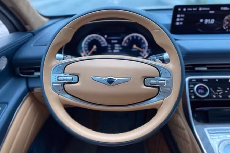 Một cửa hàng kinh doanh xe nhập khẩu cũng đưa Genesis GV80 về Hà Nội nhưng là phiên bản dùng động cơ 3.5 lít. Mẫu xe được rao bán dùng động cơ tăng áp dung tích 2.5 lít cho công suất tối đa 300 mã lực tại vòng tua 5.800 vòng/phút, mô-men xoắn tối đa 421 Nm tại vòng tua 1.650 Nm, đi kèm hộp số tự động 8 cấp và hệ dẫn động bốn bánh.