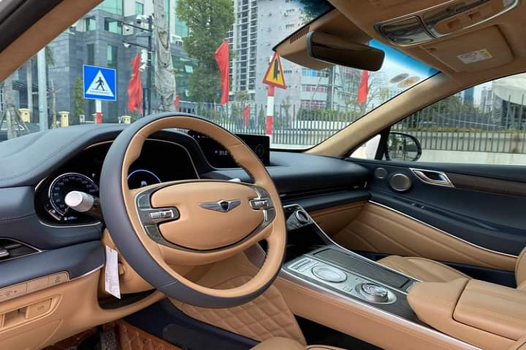 Cụm đèn pha LED có tính năng chiếu sáng theo góc đánh lái và tự động giảm cường độ sáng, tránh làm chói mắt xe đi ngược chiều. Tính năng tự động giảm cường độ sáng chỉ hoạt động khi xe di chuyển trên 40 km/h. Xe dùng vành 20 inch (tuỳ chọn 22 inch) nhưng bộ vành thiết kế chưa thật sự hấp dẫn với vị thế là mẫu SUV hạng sang đứng đầu.