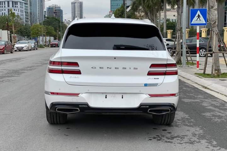 Số lượng xe mang thương hiệu Genesis ở Việt Nam đa phần là xe cũ, mặt khác Genesis GV80 không có nhiều thị trường, do đó mức giá hơn 3 tỷ đồng cho một mẫu xe SUV hạng sang mang thương hiệu Hàn Quốc sẽ khiến nhiều khách phân vân nếu so với các mẫu SUV snag từ Đức như Mercedes GLE, BMW X5, Audi Q7 hay mẫu SUV sang Volvo XC90.