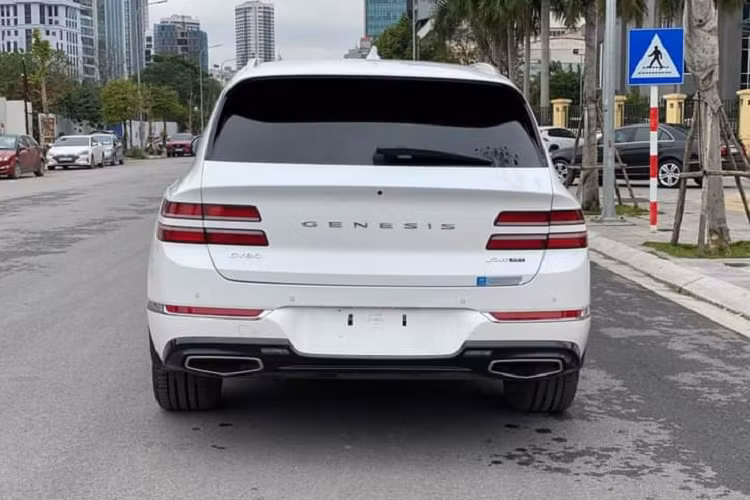 Số lượng xe mang thương hiệu Genesis ở Việt Nam đa phần là xe cũ, mặt khác Genesis GV80 không có nhiều thị trường, do đó mức giá hơn 3 tỷ đồng cho một mẫu xe SUV hạng sang mang thương hiệu Hàn Quốc sẽ khiến nhiều khách phân vân nếu so với các mẫu SUV snag từ Đức như Mercedes GLE, BMW X5, Audi Q7 hay mẫu SUV sang Volvo XC90.