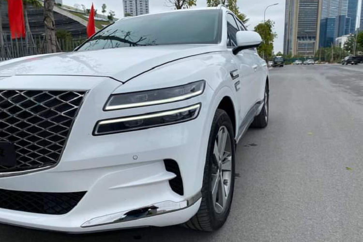 Genesis GV80 có đầy đủ các tính năng an toàn hiện đại như kiểm soát lực kéo, cân bằng điện tử, hỗ trợ lực phanh khẩn cấp, cảnh báo lệch làn, cảnh báo điểm mù, theo dõi đi theo làn đường, cruise control tích hợp theo dõi tốc độ xe phía trước, cảnh báo khoảng cách khi đỗ xe theo hàng dọc.