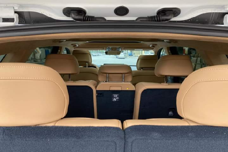 Màn hình giải trí kích thước 14.5 inch, bảng điều khiển trung thiết kế tinh gọn, trực quan, cụm cần số và phím chọn chế độ lái dạng núm xoay. Sạc điện thoại không dây là tiêu chuẩn. Ghế lái và ghế phụ chỉnh điện 12 hướng kèm đệm lưng kèm tính năng làm mát, sưởi.