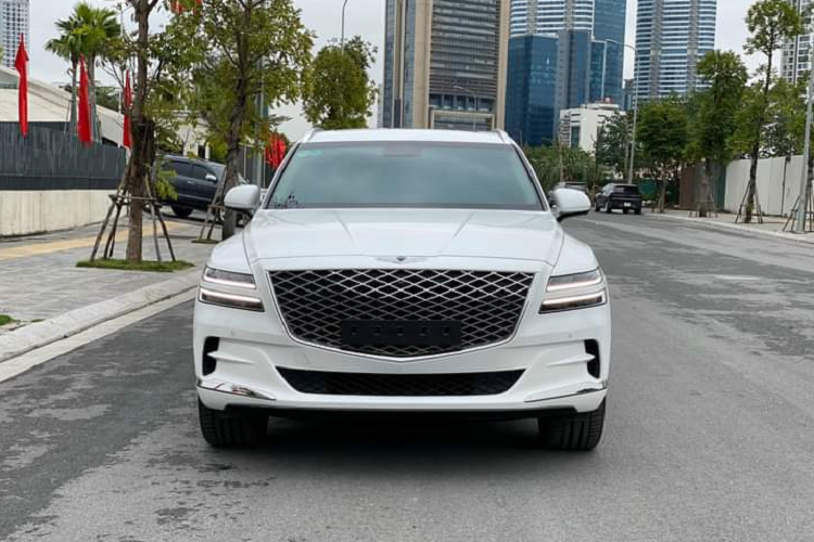 Cửa sổ trời toàn cảnh được phân chia làm hai khu vực riêng biệt. Hàng ghế sau bọc da, kèm sưởi, lưng ghế thêu hình quá trám và đục lỗ thông hơi. Dàn âm thanh ở xe là 9 loa cao cấp.