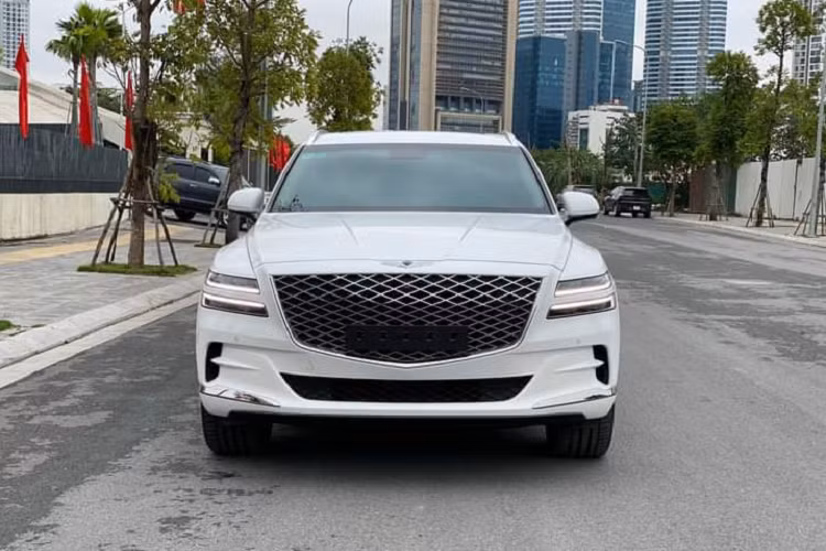 Cửa sổ trời toàn cảnh được phân chia làm hai khu vực riêng biệt. Hàng ghế sau bọc da, kèm sưởi, lưng ghế thêu hình quá trám và đục lỗ thông hơi. Dàn âm thanh ở xe là 9 loa cao cấp.