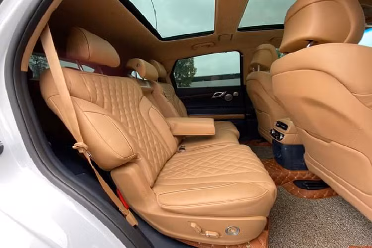 Genesis GV80 sở hữu kích thước chiều dài 4.945 mm, bề ngang 1.975 mm và chiều cao 1.715 mm, chiều dài trục cơ sở đạt 2.955 mm. GV80 mất 7,1 giây để tăng tốc từ 0 lên 100 km/h. Hệ thống đèn chiếu sáng ở đầu và đuôi xe đều có chung kiểu thiết kế dạng dẹt, đây là ngôn ngữ thiết kế chung của các mẫu xe hạng sang mang thương hiệu Genesis.