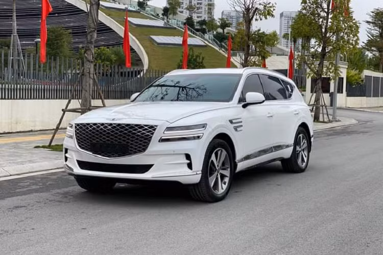 Trước đây, từng có thời điểm, các đại lý Hyundai chào bán GV80 (giá xe Genesis GV80 tiết lộ là 3,95 tỷ đồng) nhưng chỉ bán cho số ít khách hàng, không công bố rộng rãi thông số kĩ thuật xe cũng như dịch vụ hậu mãi.