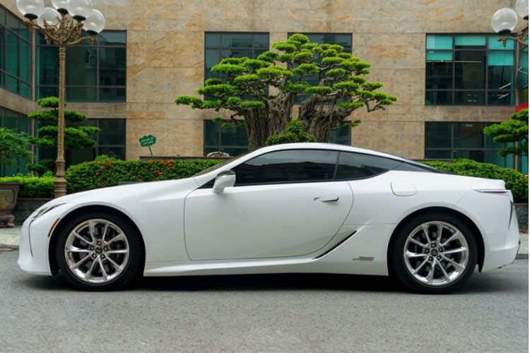 Ở phiên bản Lexus LC 500h này xe được lắp động cơ V6 dung tích 3.5L kết hợp với một động cơ điện sử dụng pin lithium-ion khác biệt với phiên bản thường sử dụng động cơ V8 5.0L.