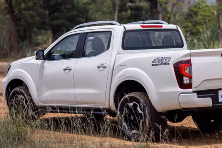 Thêm vào đó là vô lăng vát đáy thể thao, màn hình thông tin giải trí nằm độc lập trên mặt táp-lô và cần số riêng. Ngoài ra, Ruiqi 7 còn có cửa sổ trời, ghế lái chỉnh điện 8 hướng, ghế phụ lái chỉnh điện 4 hướng, tính năng khởi động máy từ xa, bật điều hòa từ xa và khóa/mở cửa từ xa.