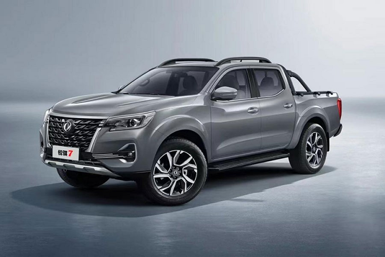 Do liên doanh Zhengzhou Nissan sản xuất, Ruiqi 7 2022 mới sở hữu thiết kế ngoại thất khác biệt đáng kể so với "người anh em" Navara. Điều này được thể hiện rõ qua thiết kế đầu xe của Ruiqi 7. Tại đây, chúng ta sẽ bắt gặp lưới tản nhiệt cỡ lớn, được sơn màu đen và bao quanh bằng viền màu bạc. Tiếp đến là cụm đèn pha mới, tích hợp dải đèn LED định vị ban ngày. Ngoài ra, xe còn có hốc đèn sương mù nhỏ ở hai góc cản trước và tấm ốp gầm màu bạc.