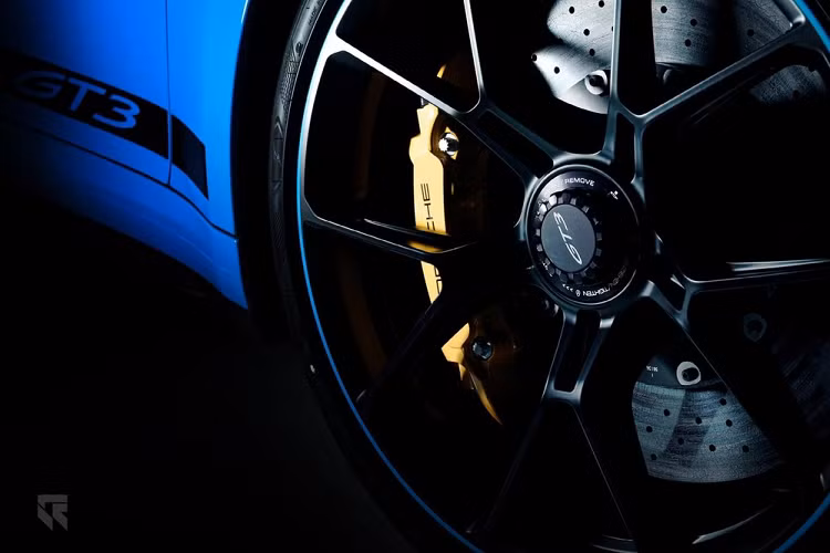 Khối động cơ dung tích 4.0 lít của Porsche 911 GT3 992 sản sinh ra công suất tối đa 503 mã lực tại vòng tua máy 8.400 vòng/phút và mô-men xoắn cực đại 470 Nm tại tua máy 6.100 vòng/phút.