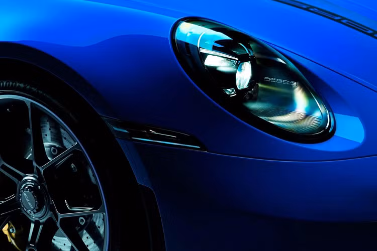 Cường Đô la từ lâu được biết đến là người yêu xe và đam mê tốc độ nên rất nhiều bạn bè hay đối tác đều cảm thấy lâng lâng mỗi khi ngồi bên ghế phụ của tay nài này. Những hình ảnh chụp chiếc xe đua đường phố Porsche 911 GT3 thế hệ 992 của Cường Đô la được thực hiện ngay chính garage xe của tay chơi này. Anh cũng đã đầu tư rất lớn khu vực đỗ xe trong nhà của mình khi garage để xe dưới hầm có cầu nâng, giếng trời và cả hệ thống rửa xe tốt nhất.