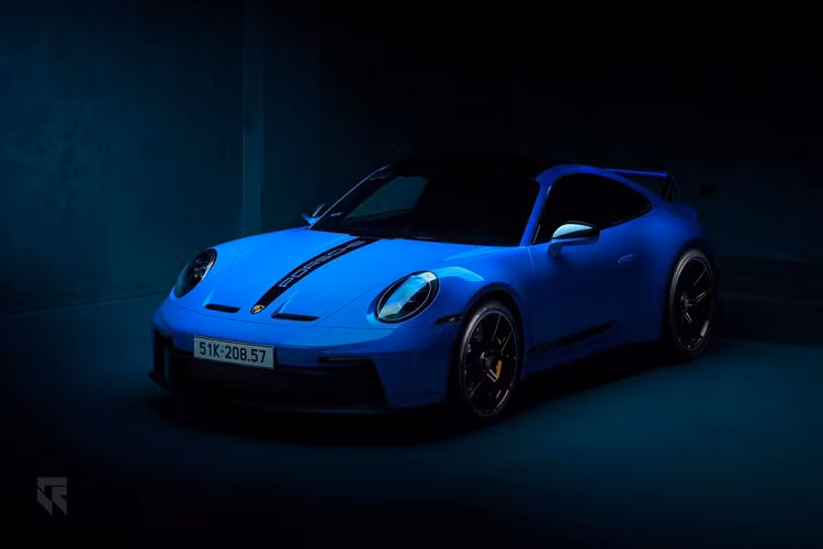 Khá thú vị là dưới bài đăng này, người chụp ảnh xe đua đường phố Porsche 911 GT3 thế hệ 992 này tiết lộ việc mình đã rất tỉnh khi quyết định chụp xe trước khi được Cường Đô la chở đi dạo phố 1 vòng, nếu không chắc có lẽ không thể cầm máy nổi vì chân đập tay run. Dù không chia sẻ doanh nhân phố núi chở mình đi trên chiếc xe Porsche 911 GT3 hay siêu xe Ferrari F8 Tributo nhưng có thể thấy, nhiếp ảnh gia này đã có chuyến đi khá bão táp.