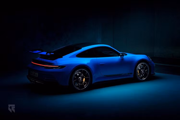 Theo tìm hiểu, chiếc Porsche 911 GT3 của Cường Đô la có ngoại thất màu xanh dương Shark Blue khá hiếm hoi tại Việt Nam. Ở nước ngoài, tùy chọn sơn này có giá 4.338 USD (khoảng 99 triệu đồng). Ước tính giá xe Porsche 911 GT3 2022 sau khi đeo biển trắng tại Việt Nam rơi vào khoảng trên 16 tỷ đồng.