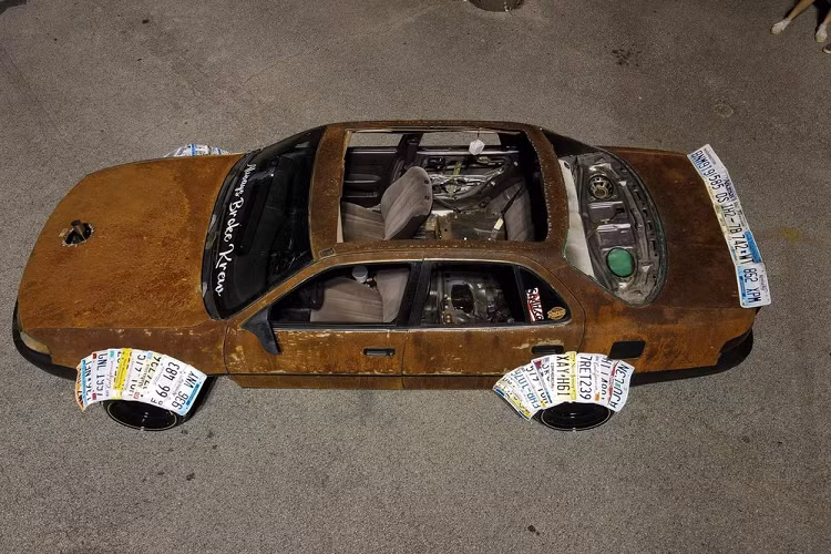 Có vẻ như thế vẫn chưa đủ, chủ sở hữu cũng đã loại bỏ các cửa sổ bên và cửa sổ phía sau, đồng thời cắt bỏ một phần lớn của nóc. Ống xả cũng đã được thay đổi vị trí và thoát khí trực tiếp ra khỏi mui xe (thông qua một lỗ tròn giữa nắp ca pô).