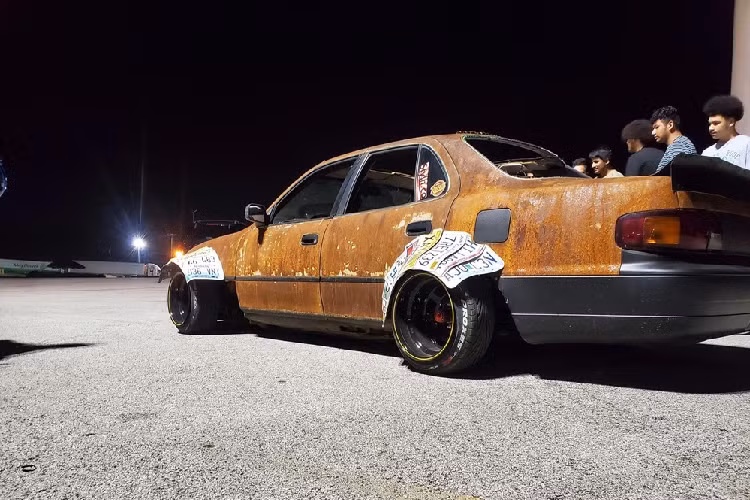 “Chất lượng lắp ráp thực ra khá tốt đấy. Nhiều chi tiết, ví dụ như cái lỗ trên nắp ca-pô, không phải là hậu quả của tai nạn đâu. Ai đó đã thiết kế nó một cách đầy phong cách đấy”, một người viết. “Nói thật thì xe này quá là ngầu đi”, một cư dân mạng bày tỏ.