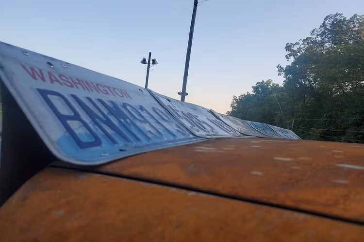 Ngoại trừ cản va, tất cả các tấm thân xe đều đã được cố tình rỉ sét. Để trang trí thêm cho chiếc Camry, chủ xe này đã sử dụng những chiếc biển số Mỹ ở nhiều bang khác nhau để làm cánh gió đuôi và ốp bánh xe.