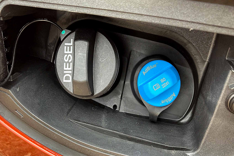 Hilux tại Việt Nam từ trước đến nay chỉ đạt tiêu chuẩn khí thải Euro4. Đại diện Toyota Việt Nam cho biết, nguồn cung nhiên liệu dầu diesel phù hợp cho động cơ đạt chuẩn khí thải Euro5 còn hạn chế (đặc biệt các tỉnh ngoài Hà Nội và TP. HCM), có thể gây bất tiện cho khách hàng sử dụng xe Hilux. Nếu chủ xe sử dụng không đúng loại nhiên liệu đạt tiêu chuẩn Euro5 có nguy cơ gây ra các vấn đề về kỹ thuật đối với động cơ. Theo Hiệp hội Xăng dầu Việt Nam, nguồn cung dầu diesel mức 5 (DO-V) hiện có bán tại hơn 1.100 cửa hàng xăng, dầu tại các tỉnh, thành trên toàn quốc (chiếm 6,5% tổng các trạm nhiên liệu cả nước), tức là mỗi tỉnh chỉ có khoảng 17 cửa hàng.