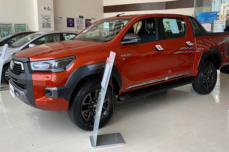 Đại diện Toyota Việt Nam cho biết, nguồn cung nhiên liệu dầu diesel phù hợp cho động cơ đạt chuẩn khí thải Euro5 còn hạn chế. Tuy nhiên, với nhiều người thì lý do trên không đủ thuyết phục vì ở Việt Nam hiện vẫn có nhiều mẫu bán tải khác dùng động cơ chuẩn Euro5, ví dụ như Mitsubishi Triton, Nissan Navara và Mazda BT-50. Ford Ranger cũng đang bán nốt các bản Euro4 còn tồn để chuyển sang thế hệ mới với chuẩn khí thải cao hơn, dự kiến ra mắt vào tháng 8/2022. Cuối tháng này, Isuzu cũng sẽ ra mắt D-Max 2022 với động cơ Euro5.