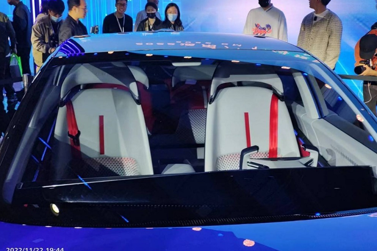 Trong khi đó, phần nóc bằng kính của xe kéo dài về phía sau, mang đến kiểu dáng fastback mượt mà. Phía sau, Chevrolet FNR-XE sở hữu nhiều điểm tương đồng với đầu xe như đèn hậu mỏng và vắt ngang đuôi xe, đi kèm logo Chevrolet phát sáng hay khe gió nằm dọc ở hai góc, tích hợp dải đèn nhỏ. Cản sau được thiết kế thể thao, tạo hiệu ứng thị giác ấn tượng.