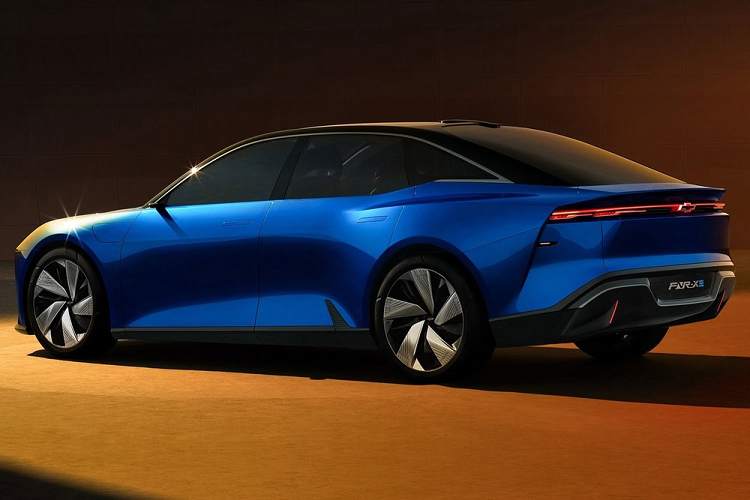 Hiện tập đoàn GM chưa hé lộ thiết kế nội thất của Chevrolet FNR-XE. Tuy nhiên, có thể thấy mẫu xe concept này được trang bị vô lăng như xe đua, ghế 2 màu trắng - đỏ và dây đai an toàn màu đỏ, mang đến cảm giác thể thao.