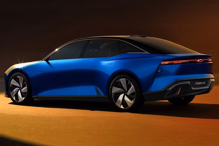 Hiện tập đoàn GM chưa hé lộ thiết kế nội thất của Chevrolet FNR-XE. Tuy nhiên, có thể thấy mẫu xe concept này được trang bị vô lăng như xe đua, ghế 2 màu trắng - đỏ và dây đai an toàn màu đỏ, mang đến cảm giác thể thao.