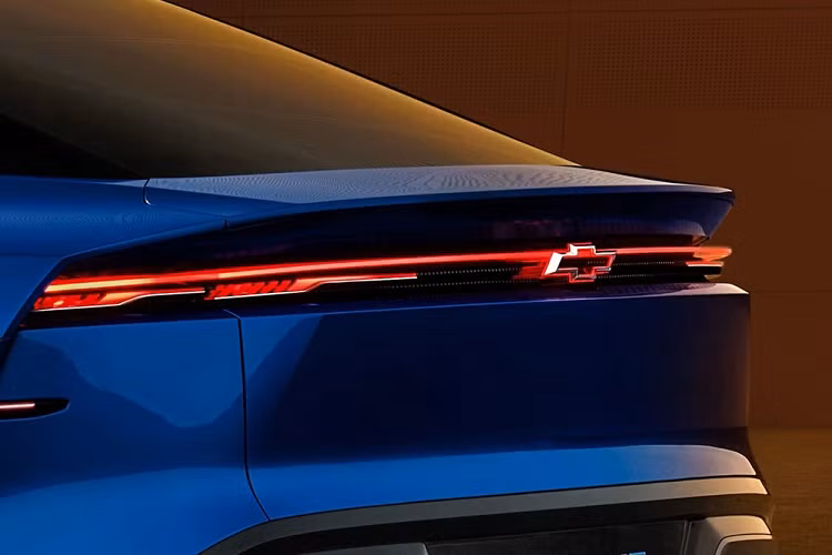 Ở hai góc đầu xe còn có thêm khe gió hình tam giác, tích hợp dải đèn nhỏ nằm ngang. Bên sườn, Chevrolet FNR-XE vẫn sở hữu thiết kế 3 khoang của sedan truyền thống. Ngoài những đường dập gân sắc sảo và tay nắm cửa nằm chìm vào thân xe, mẫu xe concept này còn có bộ vành cỡ lớn với thiết kế khí động lực học.