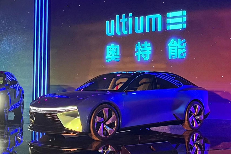 Tại triển lãm Ô tô Thượng Hải 2015, thương hiệu Chevrolet của tập đoàn General Motors (GM) đã lần đầu tiên vén màn mẫu xe concept mang tên Find New Roads (FNR). Đến triển lãm Ô tô Thượng Hải 2017, Chevrolet tiếp tục ra mắt một mẫu xe concept nữa mang tên FNR-X. Và sau 5 năm, Chevrolet FNR-XE 2023 chạy điện đã chính thức ra mắt.