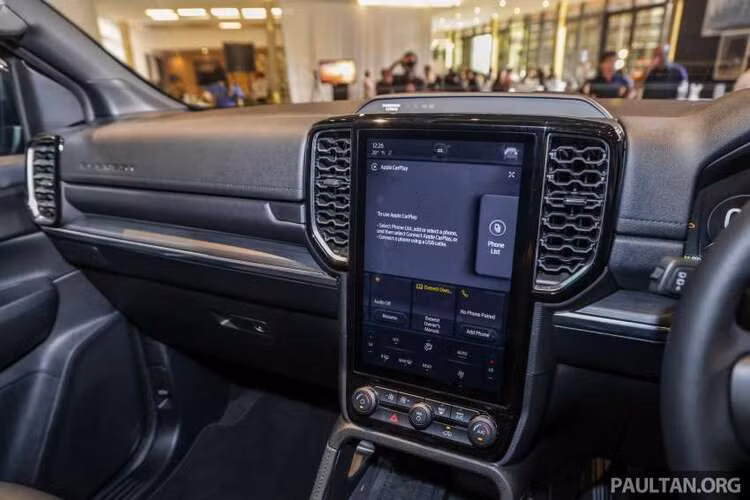 Cả Sport và Titanium đều đi kèm tính năng mở cốp rảnh tay. Màn hình cảm ứng 10,1 inch trên Sport và Trend, và có kích thước 12 inch trên Titanium. Đi cùng là Apple CarPlay và Android Auto không dây, hệ thống âm thanh 8 loa.