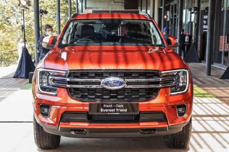 Như vậy, Everest 2022 tại Việt Nam có nhiều phiên bản hơn (4 phiên bản Titanium 4x4, Titanium 4x2, Sport và Ambiente) và giá dễ chịu hơn, từ 1,1 đến 1,45 tỷ đồng), rẻ hơn khoảng 100-200 triệu đồng.