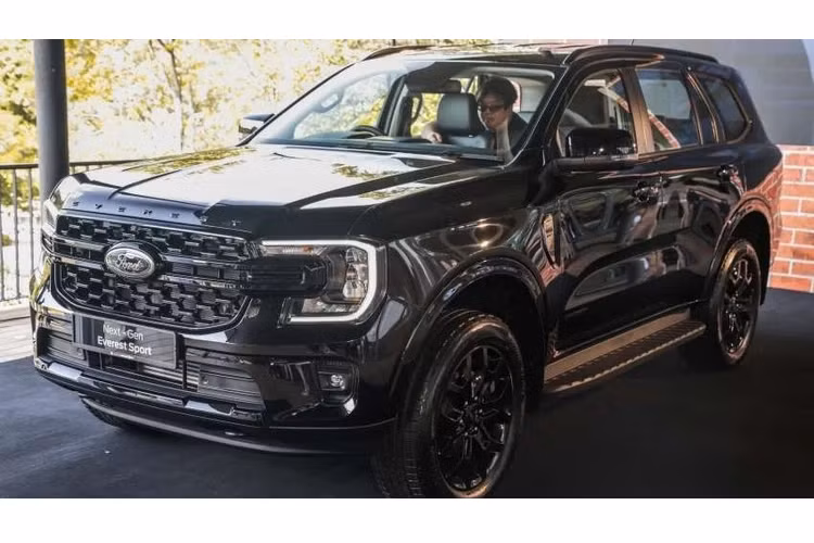 Giá xe Ford Everest 2022 bán ra tại thị trường Malaysia như sau: Everest Sport – RM 263.888 (1,36 tỷ đồng); Everest Trend – RM 281.888 (1,45 tỷ đồng); Everest Titanium – RM 308.888 (1,59 tỷ đồng).