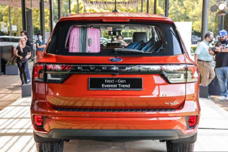 Ford Everest 2022 thế hệ mới sở hữu ngoại hình nam tính, hiện đại. Xe có kích thước dài x rộng x cao lần lượt là 4.914 x 1.923 x 1.841 mm với chiều dài trục cơ sở 2.900 mm. Các điểm nhấn bao gồm đèn chạy ban ngày dạng chữ C, lưới tản nhiệt kiểu mới. Thanh ngang màu đen trên Sport, trong khi đó bản Trend và Titanium được mạ chrome.