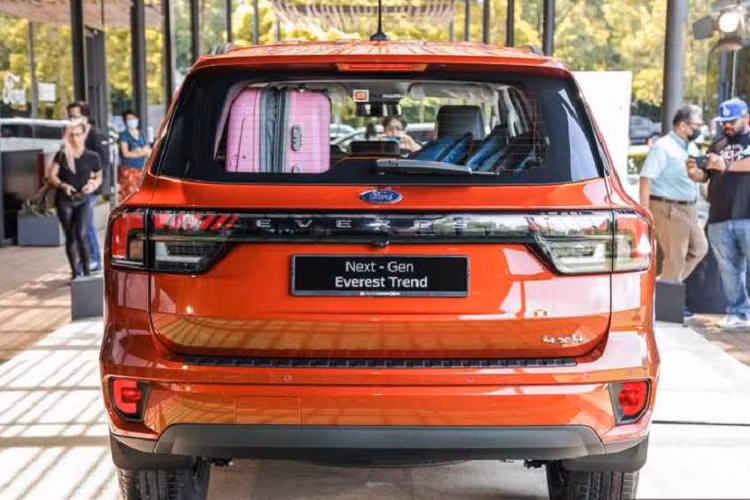 Ford Everest 2022 thế hệ mới sở hữu ngoại hình nam tính, hiện đại. Xe có kích thước dài x rộng x cao lần lượt là 4.914 x 1.923 x 1.841 mm với chiều dài trục cơ sở 2.900 mm. Các điểm nhấn bao gồm đèn chạy ban ngày dạng chữ C, lưới tản nhiệt kiểu mới. Thanh ngang màu đen trên Sport, trong khi đó bản Trend và Titanium được mạ chrome.