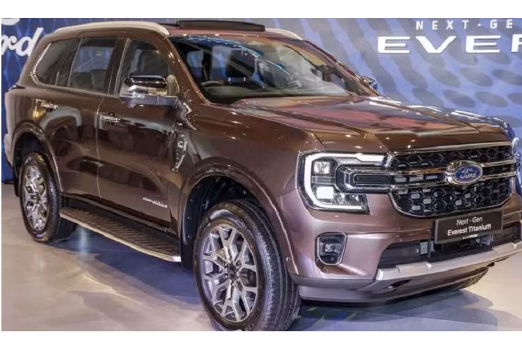 Mẫu SUV của Mỹ được giới thiệu tại đây với 3 phiên bản là 2WD Sport, 4WD Trend và 4WD Titanium. Tương tự tại Việt Nam, Everest 2022 cũng sẽ cạnh tranh với Toyota Fortuner và Isuzu MU-X ở Malay.