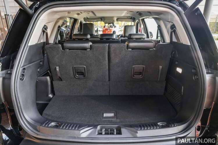 Đối với động cơ, Everest tại Malaysia chỉ có 2 loại động cơ là turbo 2.0L và bi-turbo 2.0L. Bản Sport dùng động cơ turbo đơn 2.0L với công suất 170 mã lực và 405N, đi cùng hộp số tự động 6 cấp.